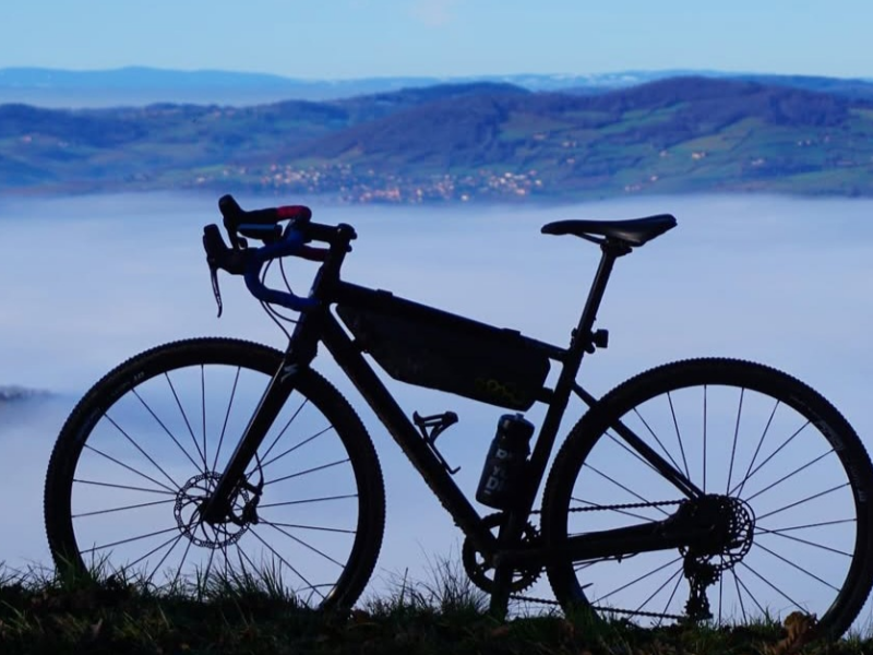velo avec vue mer de nuage 2