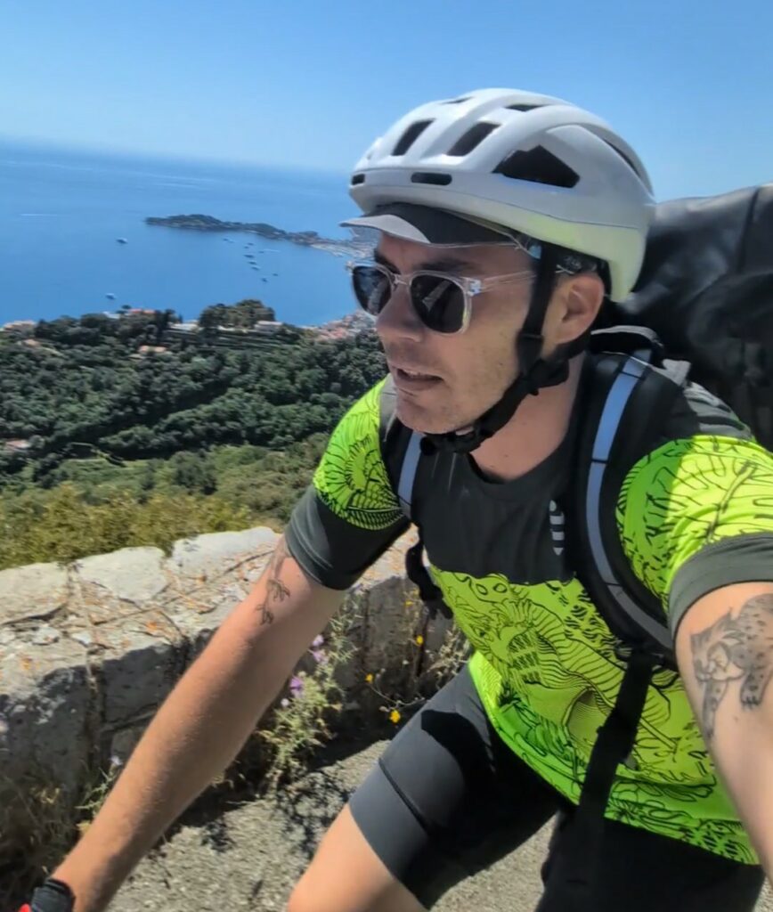 moyenne corniche vélo route vue mer