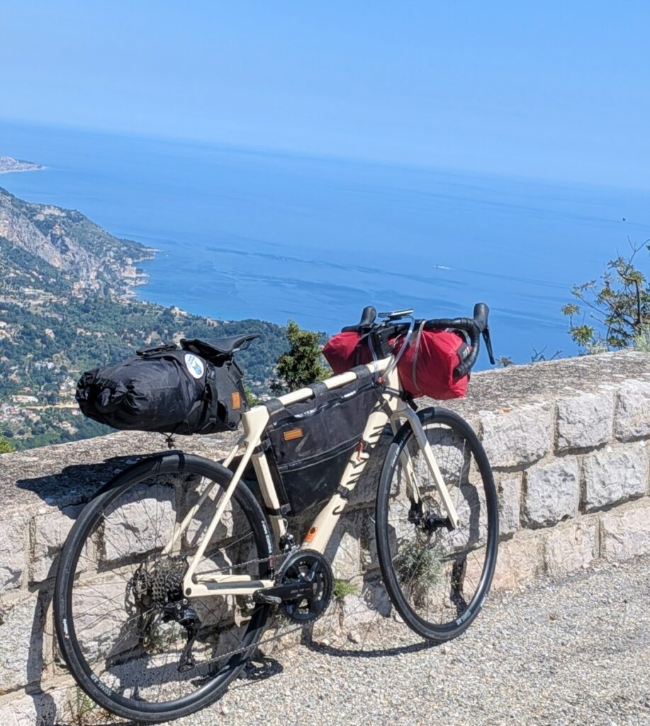 vélo canyon endurace bikepacking sacoches vue mer
