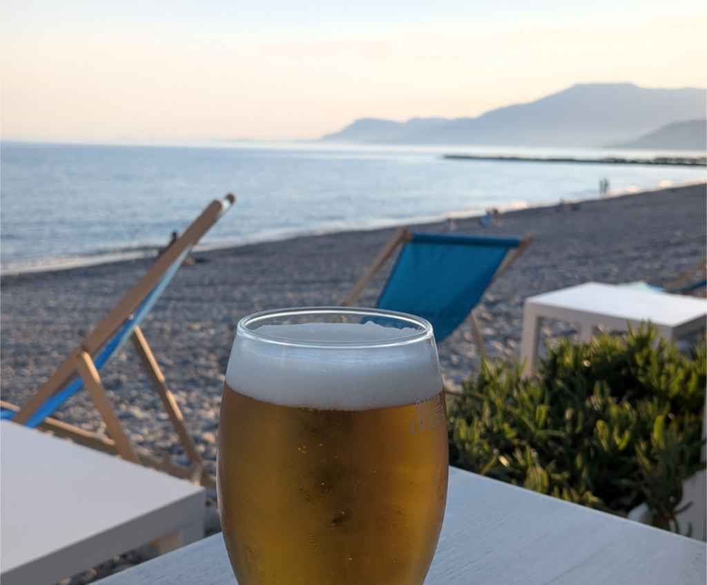 bière plage couché de soleil