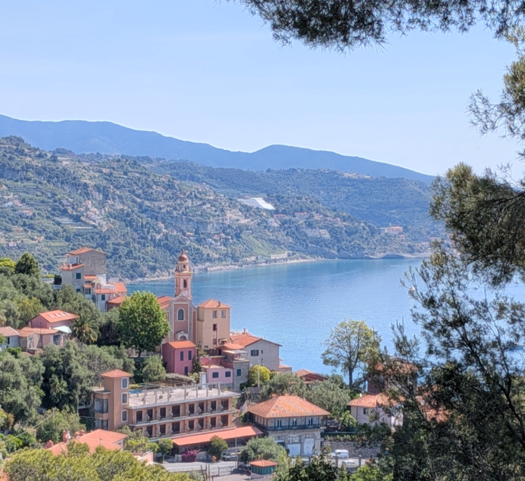 village côtier mer méditerranée